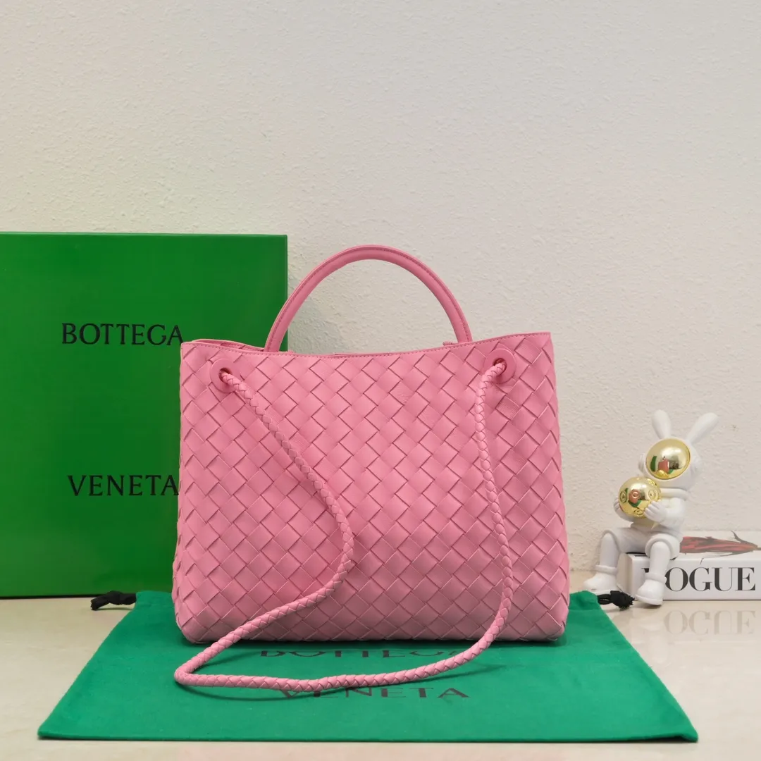 The 2023 new Andiamo batch of 2260 BV has been shipped‼ ️Really popular🔥The new Andiamo woven handbag launched by Bottega Veneta this season is really popular all over the world! ! Celebrities at home and abroad have worn it, and Oscar-winning actress Michelle Yeoh has taken it out on the street. Song Jia, Trai Yara, Yu Feihong, Sanji Ayaka, Rosie Hunting-Whiteley, Yoshioka Riho, etc. have all picked up this bag. It is classic and versatile, showing off its temperament, and the bag capacity is also large, which is very convenient for daily commuting! ! A variety of carrying methods, the shoulder straps can be adjusted by yourself, the original lambskin feels soft and delicate, and the unisex style breaks gender boundaries and brings a more practical and longer-lasting use experience. Andiamo, which has both elegant and casual styles, perfectly interprets the true appearance of "fashionable old money style". Style number: 8463 Size: 32*24*12